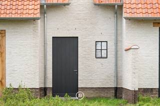 Nieuwbouw hoekwoning op een perceel van 420 m², rustig gelegen in het landelijke polderdorp Lapscheure. De woning wordt volledig afgewerkt met kwaliteitsvolle materialen, naar een tijdloos ontwerp van architect Peter Bovijn – Watelle, en combineert hedendaags comfort met een prachtig uitzicht op de velden.<br /><br />Via de inkomhal met gastentoilet komt u in de lichtrijke hoekwoonkamer, waarin leef-, eet- en keukenruimte naadloos in elkaar overvloeien. Een houthaard zorgt voor extra sfeer en gezelligheid, terwijl de warmtepomp zorgt voor energiezuinig en duurzaam wonen. Aansluitend is er een praktische berging met toegang tot de tuin en de garage.<br /><br />Op de eerste verdieping geeft de nachthal toegang tot drie slaapkamers, waarvan twee zijn verbonden met een eigen badkamer. De masterslaapkamer beschikt over een dressingruimte en een privatieve badkamer. Daarnaast is er een apart toilet en een extra berging aanwezig.<br /><br />Het zolderverdiep omvat een technische ruimte en een aparte berging, met mogelijkheden voor extra inrichting naar eigen wens.<br /><br />Deze woning biedt het perfecte evenwicht tussen rustig, landelijk wonen en modern comfort, volledig afgewerkt en instapklaar.
