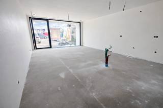 Dit gelijkvloers appartement is gelegen in een stijlvol en kleinschalig nieuwbouwproject (50% verkocht). Deze heeft een inkomhal, toilet,...