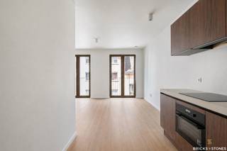Ce lumineux appartement neuf avec une grande terrasse est situé dans le quartier de Den Dam. Depuis l’appartement, vous pouvez rejoindre en quelques minutes à vélo aussi bien le quartier branché de l’Eilandje que le centre historique de la ville. Grâce aux excellentes connexions en transports en commun, avec des arrêts de bus et une station Velo à proximité immédiate, ainsi qu’un accès rapide aux principaux axes routiers, ce bien bénéficie d’une accessibilité optimale.

L’appartement comprend un agréable séjour baigné de lumière naturelle et une cuisine ouverte entièrement équipée et intégrée. À côté du hall d’entrée se trouve un espace de rangement pratique avec les raccordements pour une machine à laver et un sèche-linge. La salle de bains est élégamment aménagée et équipée d’une douche à l’italienne, d’un meuble lavabo et de toilettes. À l’arrière de l’appartement se trouve une spacieuse chambre bénéficiant de grandes baies vitrées, d’une belle luminosité et d’un accès direct à la terrasse.

Atouts supplémentaires :
- Première occupation
- Appartement économe en énergie avec un certificat PEB avantageux
- Présence de panneaux solaires
- Ascenseur dans l’immeuble
- Situation centrale à proximité des principaux axes routiers et de toutes les commodités

Disponible à partir du 1er juillet 2026.