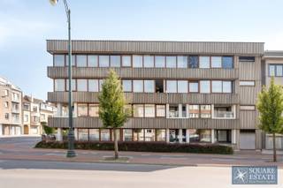 Square Estate presenteert u deze prachtige benedenwoning in een appartementencomplex met lift, vlakbij winkels, scholen, uitvalswegen en...