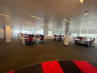 Fenomenaal gelegen kantoorruimte van<strong> 712 m² </strong>te huur, langs én met zicht op de <strong>E40 in Aalst</strong>. Dit is een uitzonderlijke kans om uw bedrijf te vestigen op een toplocatie met <strong>maximale zichtbaarheid</strong> voor zowel klanten als werknemers.<br /><br />De kantoorruimte bevindt zich op de<strong> 3e verdieping</strong> van een modern en hoogwaardig kantoorgebouw dat is voorzien van diverse faciliteiten. Denk hierbij aan een gezellige koffiebar, een restaurant waar u kunt lunchen of vergaderen, en een veilige fietsparking. Ook zijn er elektrische laadpalen aanwezig, waardoor het gebouw helemaal future-proof is.<br />Een andere sterke troef van deze locatie is de uitstekende parkeerratio van 1/35, wat betekent dat er <strong>voldoende parkeerplaatsen beschikbaar</strong> zijn voor uw medewerkers en bezoekers. De bereikbaarheid van het gebouw is ongeëvenaard, dankzij de strategische ligging net voor afrit 19 Aalst en de nabijheid van het station Erembodegem. Of u nu met de wagen of het openbaar vervoer komt, deze locatie biedt ongekende voordelen.<br />Aarzel niet om uw bedrijf te vestigen op deze unieke locatie en geniet van een fantastische <strong>zichtbaarheid vanaf de E40</strong>.<br /><br />Deze kantoorruimte is bovendien <strong>onmiddellijk beschikbaar</strong>. Mocht u een ander oppervlak nodig hebben, zijn er ook alternatieven mogelijk.<br />Voor bijkomende inlichtingen, gedetailleerde plannen of een vrijblijvend plaatsbezoek kunt u contact opnemen met <strong>PANORAMA B2B GENT KANTOREN</strong> via <strong>0477 44 39 30</strong>.