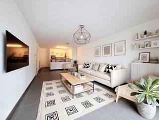 Cet appartement moderne d'une chambre avec terrasse est situé au troisième étage d'une résidence calme. Grâce à son emplacement central mais serein, c'est le lieu de vie idéal pour ceux qui souhaitent allier confort et vie urbaine animée.Disposition de l'appartement :hall d'entrée - toilettes - rangement - salon - terrasse - cuisine installée - chambre à coucher - salle de bainDisponible immédiatement !