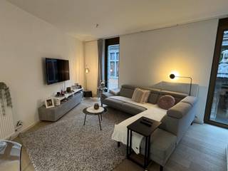 In het historische hart van Mechelen, in het Clarenhof, wacht deze charmante bel-étagewoning met 1 slaapkamer.Via je eigen private stoep (19m²) kom...