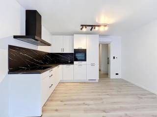 <h1><span>Instapklaar gelijkvloersappartement met garage</span></h1><h1><span>Op zoek naar een </span><span>energiezuinig </span><span>en volledig </span><span>instapklaar </span><span>appartement op een </span><span>uitstekende locatie</span><span>? </span></h1><h1><span>Dit prachtig </span><span>gerenoveerde gelijkvloerse appartement </span><span>bevindt zich vlak bij het centrum van Roeselare en de belangrijkste invalswegen.</span></h1><h1><span> </span></h1><h1><span>Het appartement werd professioneel en volledig gerenoveerd met hoogwaardige materialen en een uitstekende afwerkingsgraad. </span></h1><h1><span>Indeling: aangename </span><span>inkomhal</span><span> met vestiairemogelijkheid, lichtrijke </span><span>leefruimte</span><span> met moderne open </span><span>keuken</span><span> voorzien van alle toestellen</span><span>, twee ruime slaapkamers</span><span>, </span></h1><h1><span>een stijlvolle </span><span>badkamer</span><span> met</span><span> </span><span>inloopdouche, lavabomeubel en toilet en een praktische </span><span>bergruimte</span><span>.</span></h1><h1><span>Daarnaast is er een aparte </span><span>berging</span><span> met aansluiting voor een wasmachine.</span></h1><h1><span> </span></h1><h1><span>Extra troeven:</span></h1><h1><span>- airco die zowel kan verwarmen als koelen</span></h1><h1><span>- televisieaansluiting in alle kamers</span></h1><h1><span>- private garage </span></h1><h1><span>- meerdere vrije parkeerplaatsen vooraan, ideaal voor bezoekers</span></h1><h1><span> </span></h1><p><span> </span></p>