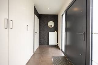 <p>Deze verzorgde en goed onderhouden half open bebouwing is zeer rustig gelegen in een doodlopende straat in een groene en kindvriendelijke omgeving op wandelafstand van het centrum van Zoersel, scholen, winkels en openbaar vervoer. Natuurliefhebbers kunnen genieten van de nabijgelegen wandel- en fietsmogelijkheden, terwijl de belangrijke verbindingswegen richting Antwerpen en de omliggende gemeenten gemakkelijk bereikbaar zijn. Hierdoor combineert deze locatie een rustige woonomgeving met een uitstekende bereikbaarheid.</p>
<p>Inkomhal met vestiaire en gastentoilet in mozaïek. De lichtrijke woonkamer (42m²) op tegelvloer met schuifraam naar het terras sluit naadloos aan op de open keuken met kookeiland. Deze is uitgerust met een vitrokeramische kookplaat, dampkap, dubbele spoelbak, koelkast, diepvries, vaatwasser (2018) en heteluchtoven (2018).</p>
<p>Aansluitend bevindt zich een berging met ingemaakte kasten en aansluiting voor wasmachine en droogkast. De ruime garage (38m²) op tegelvloer beschikt over ingemaakte kasten en een lavabo met achteraan nog een toegangspoort tot de tuin.</p>
<p>Op de eerste verdieping geeft de nachthal op parket toegang tot drie volwaardige slaapkamers (21m², 15m² en 14m²) en de badkamer in mozaïek. Deze is uitgerust met een stijlvol lavabomeubel (2019), ligbad, toilet en inloopdouche. <br /><br />Via een zolderluik bereikt u de ruime zolderverdieping (81m²). Mits het plaatsen van een vaste trap is deze verdieping uitermate geschikt voor het maken van extra slaapkamers.</p>
<p>Buiten geniet u van een mooi aangelegde, volledig omheinde tuin met leilindes die voor extra privacy zorgen. Het zonneterras in bankiraihout en kleiklinkers vormt een ideale plek om te ontspannen of gasten te ontvangen. Achteraan de tuin bevindt zich een gezellige loungehoek onder een overdekt terras, aangevuld met een tuinhuis voor extra bergruimte.</p>
<p>De woning beschikt bovendien over een ruime oprit met plaats voor meerdere wagens.<br /><br /><span>Extra:<br /></span>* Elektriciteit conform<br />* EPC B<span><br /></span>* 33 Zonnepanelen met groenestroomcertificaten ( 5X 350€/ jaar )<br />* Alarm<br />* Elektrische sunscreen slaapkamer<br />* Regenwaterput aangesloten op toiletten, buitenkraan en kraan garage<br />* Kruipruimte<br />* CV op gas 2020<br />* 15cm dakisolatie<br /><br />Stedenbouwkundig uittreksel in aanvraag.</p>