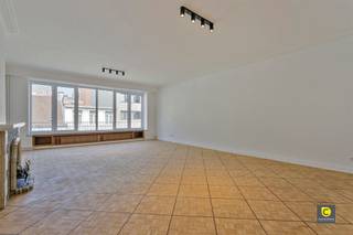 <p><span>Ruim en recent gerenoveerd 3 slaapkamer appartement te Diamantwijk!</span></p><p><span>Anno 2020 werd dit omvangrijk (145m²) en karaktervol appartement hoogwaardig gerenoveerd met respect voor de authentieke elementen, doch voorzien van alle hedendaagse comfort. Het is gelegen op de 4</span><span><sup>de</sup></span><span> verdieping van een kleinschalig en goed onderhouden gebouw met lift. Met een centrale toplocatie in een zijstraat van De Keyserlei kan je steeds gezellig gaan shoppen op de Meir, genieten van talrijke trendy horeca-zaken, cultuur opsnuiven in het hippe Groen Kwartier en PAKT, maar ook gaan sporten of geheel tot rust komen in de natuurpracht van het Stadspark. Bovendien is de bereikbaarheid met het openbaar vervoer alsook met de fiets uitstekend. Kortom, deze verborgen parel is de ultieme plek om het werk- en gezinsleven optimaal te combineren met alle geneugten van het bruisende stadsleven. Daar het appartement verhuurd is, betreft dit ook een uitgelezen kans voor wie op zoek is naar een goede en zorgeloze investering met mooi rendement!</span></p><p><span> </span></p><p><span>Inkomhal, leefruimte &amp; keuken:</span></p><p><span>Bij het betreden van het appartement via de inkomhal met veiligheidsdeur en videofoon overvalt het gevoel van ruimte u onmiddellijk. Met dank aan de mooie natuurlijke lichtinval in de leefruimte valt het oog meteen op de prachtige gerestaureerde parketvloer (eik) die een harmonieus geheel vormt met de moluren en de sierhaard. De moderne, strakke keuken op een klassevolle gemarmerde XL-tegelvloer is uitgerust met kwalitatieve toestellen (keramisch vuur, oven, vaatwasser en anderhalve spoelbak). Ook aan werk- en opbergruimte is hoegenaamd geen gebrek. </span></p><p><span> </span></p><p><span>Nachthal, badkamer, toilet &amp; slaapkamers:</span></p><p><span>De lijn van de pronkerige marmervloer wordt naadloos doorgetrokken in de nachthal met ingemaakte vestiaire en praktische waskast. De rustieke badkamer is zonder meer een ware "eye-catcher" die voorzien is van een adembenemende inloop-/regendouche, groot wasmeubel met watervalkraan en spiegelkast, extra toilet en handdoek-radiator. Het toilet met handdouche en lavabo is apart. U beschikt over 3 volwaardige slaapkamers, allen op karaktervolle blokjesparket. De kleinere kamer is overigens ook de perfect bureauruimte, aangezien deze toegang heeft tot een eigen balkon waar een fris luchtje geschept kan worden.</span></p><p><span> </span></p><p><span>Extra troeven:</span></p><p><span>- Toplocatie</span></p><p><span>- 145m² cfr. EPC</span></p><p><span>- Gunstig EPC B</span></p><p><span>- Driedubbele ramen</span></p><p><span>- EK conform</span></p><p><span>- Recente dakisolatie</span></p><p><span>- Veiligheidsdeur en videofoon</span></p><p><span>- Lichtarmaturen inbegrepen</span></p><p><span>- Kelder inbegrepen</span></p><p><span>- Fiberklaar</span></p><p><span>- Naastgelegen parkeergarage</span></p><p><span> </span></p>