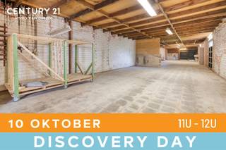 DISCOVERY DAY: Zat. 10/10 van 11u - 12u.Kom als eerste deze woning ontdekken!Te Koop – Karaktervolle woning met handelsruimte en ruime magazijnen vol potentieel.Bent u op zoek naar een eigendom waar wonen, ondernemen en opslag perfect gecombineerd kunnen worden? Dan biedt deze veelzijdige renovatiewoning een unieke kans. Deze eigendom bestaat uit een handelsruimte op het gelijkvloers, een ruime woonst met vijf slaapkamers én 2 grote magazijnen/opslagruimtes. Dankzij de royale oppervlakte en de talrijke mogelijkheden is dit pand ideaal voor zelfstandigen, ondernemers, investeerders of gezinnen die op zoek zijn naar extra ruimte.IndelingGelijkvloers: Handelsruimte/winkel met uitstekende zichtbaarheid. Keuken, toilet en diverse berg- en werkruimtesVerdieping: 5 volwaardige slaapkamers, badkamer, oOverloopBijgebouwen en magazijnen: 2 ruime magazijnen/opslagplaatsen; gGeschikt voor stockage, atelier, werkplaats of hobbyruimteVlotte toegankelijkheid en veel bruikbare oppervlakte.Troeven:✔ Combinatie van wonen en werken op één locatie✔ Handelsruimte met commerciële mogelijkheden✔ Vijf slaapkamers voor grote gezinnen of co-housing✔ Zeer ruime magazijnen en opslagcapaciteit✔ Tal van renovatie- en inrichtingsmogelijkheden✔ Ideaal voor zelfstandigen, aannemers, handelaars of investeerders✔ Eigendom met veel potentieel om volledig naar eigen smaak te moderniseren.Deze eigendom biedt een uitstekende basis voor wie op zoek is naar ruimte, flexibiliteit en de mogelijkheid om een uniek woon-werkproject te realiseren. Met de nodige renovatiewerken kan dit pand uitgroeien tot een prachtige combinatie van comfortabele gezinswoning en professionele activiteit. Een pand met ongeziene mogelijkheden voor wie groot durft te denken. Contacteer ons vandaag nog voor een bezoek en ontdek het potentieel van deze unieke eigendom.