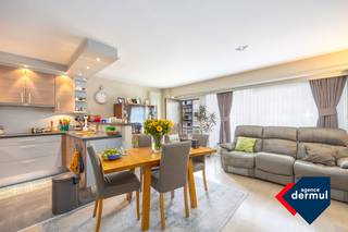 Verzorgd appartement met twee slaapkamers op het 4de verdiep in de Leopold II-laan, gelegen in het stadscentrum en op wandelafstand van zee. De lichte living met open keuken geeft uit op een balkon vooraan, terwijl één slaapkamer toegang heeft tot het terrasje achteraan. Er is een berging met wasmachine-aansluiting op het appartement en een privatieve kelder inbegrepen. Dicht bij winkels, park en openbaar vervoer – ideaal als woonst of tweede verblijf aan zee. Kom dit bezoeken!