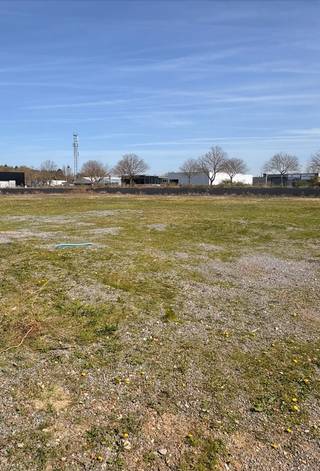 Op het industrieterrein van Dilsen biedt Immo Vliegen een ruim buitenterrein te huur aan met een oppervlakte van circa 5.700 m². Dit terrein...