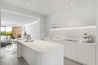 Stijlvolle woning met 3 slaapkamers, leuke tuin, oprit & EPC A in LierDeze woning is kwalitatief en met veel smaak gerenoveerd waardoor het voldoet...
