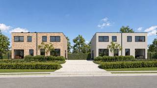 <p>Deze energiezuinige halfopen woningen in Kortenaken met 3 of 4 slaapkamers biedt een unieke combinatie van modern wooncomfort, hoogwaardige afwerking en duurzame technieken. Gelegen aan de Tiensesteenweg woon je hier in een rustige omgeving met een uitstekende bereikbaarheid.</p><p>Bij het betreden van de woningen kom je terecht in een open, lichtrijke leefruimte waar grote raampartijen zorgen voor een aangename lichtinval. De moderne keuken is volledig uitgerust met ingebouwde Miele-toestellen en sluit naadloos aan op de leefruimte, wat zorgt voor een harmonieus geheel waar koken en ontspannen samenkomen.</p><p>Op de bovenverdieping bevinden zich 3 of 4 ruime slaapkamers, elk voorzien van een eigen warmtepomp voor optimaal comfort. De badkamer is stijlvol ingericht met een dubbele wastafel, een inloopdouche en een bad, waardoor functionaliteit en luxe perfect samenkomen.</p><p>Buiten geniet je van de mogelijkheid tot een volledig aangelegde tuin, ideaal om tot rust te komen. Extra opties zoals schilderwerken en een laadpaal maken het mogelijk de woning volledig naar jouw wensen af te werken.</p><p>De woningen zijn  uitgerust met 18 zonnepanelen en een thuisbatterij, wat in combinatie met een regenwaterput van 7.500 liter zorgt voor een uiterst duurzame leefomgeving. Dankzij het uitzonderlijke E-peil van -18 profiteer je van een bijzonder laag energieverbruik.</p><p>De ligging in Kortenaken is bijzonder aantrekkelijk: je woont in een rustige straat met een vlotte verbinding naar omliggende steden zoals Tienen en Diest. Winkels, scholen en andere voorzieningen bevinden zich op korte afstand, net zoals groene zones en fiets- en wandelroutes.</p><p>Ben je op zoek naar een instapklare, energiezuinige woning met moderne afwerking in Kortenaken, dan is dit een uitstekende kans. Neem contact op voor meer informatie of een bezoek.</p>