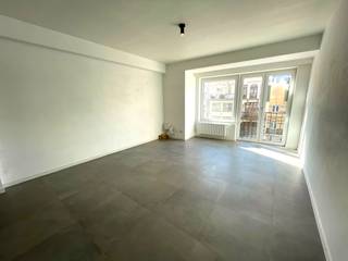 L'appartement est situé du côté ensoleillé.<br />Il se compose de :
<ul>
<li>Un hall d'entrée;</li>
<li>Salle de séjour avec cuisine ouverte entièrement équipée; </li>
<li>Salle de bain avec douche; </li>
<li>Toilette; </li>
<li>Deux chambres; </li>
</ul>
Un provision mensuelle de 75 € est demandée, incluant des avances sur la consommation d'eau.<br />Cet appartement sera disponible à partir du 1er décembre 2026.