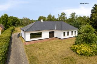 Deze ruime te renoveren woning met 4 slaapkamers is rustig gelegen in Hulsen, op een prachtig perceel van maar liefst 3.675 m².<br /><br />Bij het betreden van de woning komen we binnen in een royale inkomhal met gastentoilet en vestiaire. De lichtrijke woonkamer is ingedeeld in een gezellige zit- en eethoek en wordt gekenmerkt door grote raampartijen die zorgen voor een overvloed aan natuurlijk licht en een prachtig zicht op de tuin. De sfeervolle houthaard maakt deze ruimte extra warm en uitnodigend.<br /><br />Aansluitend bevindt zich de keuken, die eveneens geniet van een mooi uitzicht op het groen. Naast de keuken is er een praktische koele berging voorzien.<br /><br />Via de nachthal bereiken we vier volwaardige slaapkamers en een volledig betegelde badkamer, uitgerust met ligbad, douche, toilet en wastafel.<br /><br />Daarnaast beschikt de woning over een zeer ruime inpandige garage voor twee wagens en een volledige onderkeldering, wat zorgt voor extra opslag- en gebruiksruimte.<br /><br />De grote tuin biedt veel privacy en is ideaal voor wie houdt van rust, ruimte en natuur. Bovendien is er voldoende plaats voor het houden van dieren.<br /><br />Dit pand is onderworpen aan de renovatieverplichting van de Vlaamse overheid voor residentiële gebouwen (behoudens bij sloop binnen 6 jaar na de aankoop). Consulteer voor meer informatie de website van het Vlaams Energie- en Klimaatagentschap via https://www.vlaanderen.be/een-huis-of-appartement-kopen/renovatieverplichting-voor-residentiele-gebouwen.<br /><br />Mogelijke financiële tegemoetkomingen (indien u aan de voorwaarden voldoet): sloop &amp; heropbouw of renovatie aan 6% BTW, premies voor renovatie en de Mijn VerbouwLening (tot € 60.000).