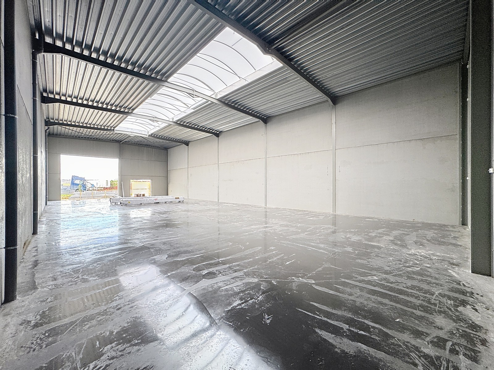 NB MAGAZIJN (307 m²) inclusief 2 private PARKEERPLAATSEN op industriezone te Zedelgem - photo 3