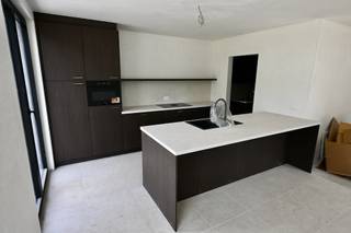 Prachtige Landelijke woningen op een rustige locatie ! <br /><br />Deze BEN woning is in de afwerkingsfase , in de woonkamer is er nog parket voorzien ( deze wordt nog geplaatst ) .<br />Verder zijn er nog enkele zaken die door de bouwheer verder worden afwerkt , maar deze kunnen op korte termijn afgewerkt zijn .<br /><br />Indeling : Inkomhal , apart toilet , woonkamer met open keuken , berging .<br />Verdiep : 3 ruime slaapkamers , apart toilet , badkamer .<br />Zolder .<br /><br />Deze nieuwbouwwoning voldoet aan de hedendaagse energienormen .<br />Er wordt gebruik gemaakt van vloerverwarming met warmtepomp , ventilatie , regenwaterrecuperatie ! <br /><br /><br />Plannen en lastenboek te downloaden op onze website ! <br /><br />Op het constructie-aandeel dient er 21 % btw betaald te worden op het grondaandeel 12 % registratierechten ! <br />