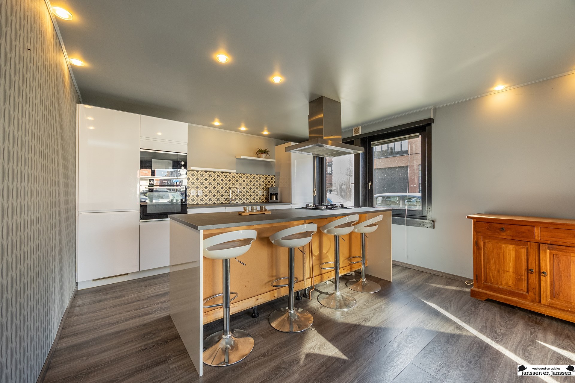 Deels gerenoveerd appartement in het centrum van Merksem! - foto 2