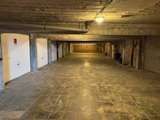 Een ruime garagebox in de Residentie Veronica gelegen in Mariakerke en is momenteel verhuurd. Verhoog de waarde van uw appartement en investeer in...