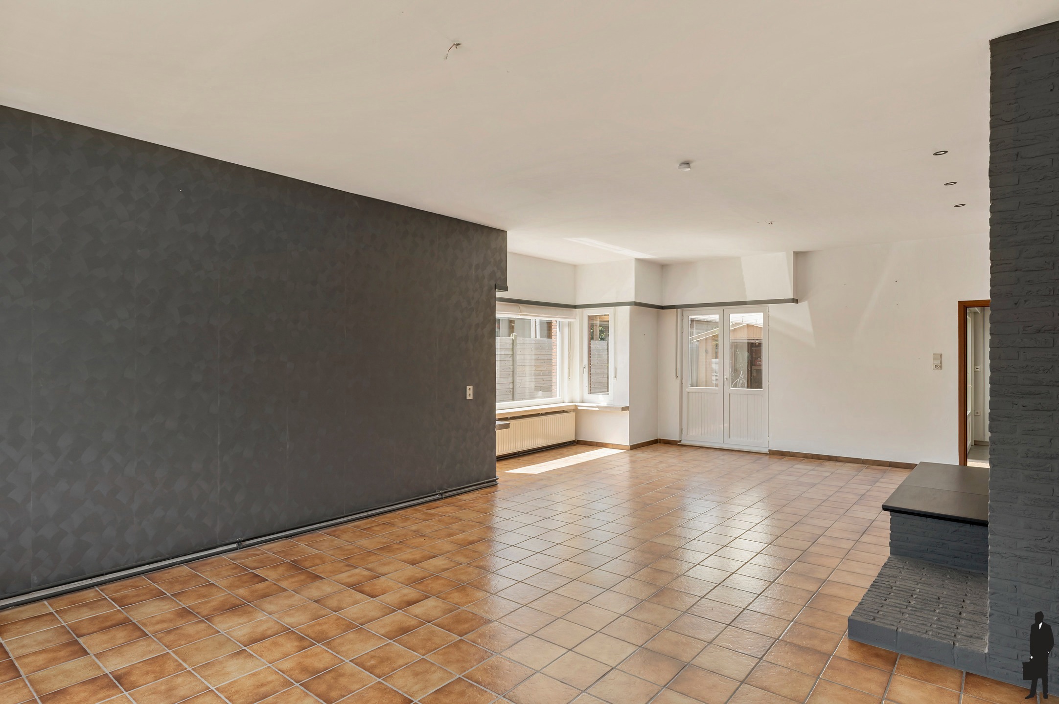 Rustig gelegen ruime gezinswoning met maar liefst 7 slaapkamers, meerdere garages en tal van praktische troeven. - foto 4