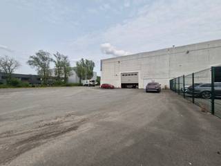 Nijvel Zuid – Magazijn met mezzanine op beveiligde site<br />Wij bieden een magazijn van 650 m² aan met een bijkomende mezzanine van 110 m², ideaal gelegen in Nijvel Zuid op een beveiligde site.<br />Technische kenmerken:<br />- Gepolierde betonvloer<br />- Vrije hoogte: 8,50 m<br />- LED-verlichting<br />- Driefasige stroomvoorziening (3x400V)<br />- Gemotoriseerde sectionaalpoort (4,50 m x 4,00 m)<br />- Gasverwarming via thermoblok<br />- Parkeerplaatsen beschikbaar<br /><br />Perfect geschikt voor opslag, logistiek of lichte productie.<br /><br /> Interesse? Neem contact op met ons team voor een bezichtiging.