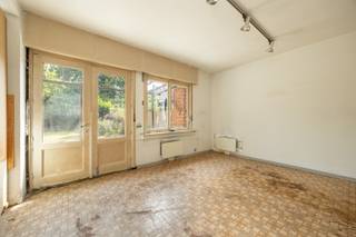<p><span>WILRIJK - Oosterveld:</span><span> Zeer goed gelegen voormalige dokterswoning met 5 slaapkamers, 8m breed op 394m² grond en met zeer diepe zuidtuin. EPC-label D.</span></p><p><span> </span></p><p><span>BESCHRIJVING:</span></p><p><span> </span></p><p><span>Gelijkvloers:</span></p><p><span>Inkomsas. Toegang tot de twee garages.</span></p><p><span>Ruimte (ca 24m²) over de volledige breedte uitgevend op diepe zuidtuin.</span></p><p><span>Kleine berging (ca 6m²)</span></p><p><span>Apart toilet.</span></p><p><span> </span></p><p><span>1° Verdieping:</span></p><p><span>Eetkamer (ca 19m²) uitgevend achteraan op tuin.</span></p><p><span>Living (ca 40m²) met ingebouwde bibliotheekkasten.</span></p><p><span>Eetkeuken (ca 16m²) met kasten, toestellen en grote eethoek.</span></p><p><span>Apart toilet met lavabo.</span></p><p><span>Slaapkamer 1 of bureel (ca10m²), eveneens achteraan gelegen.</span></p><p><span> </span></p><p><span>2° Verdieping:</span></p><p><span>Grote slaapkamer 2 achteraan (16m²) met mogelijkheid om in twee te delen.</span></p><p><span>Slaapkamer 3 (9,5m²) welke eveneens achteraan uitgeeft.</span></p><p><span>Hele grote overloop met ingemaakte kasten. Kan dienen als fitnessruimte, speelruimte, ...</span></p><p><span>Kinderbadkamer voorzien van dubbele lavabo, ligbad, toilet en grote ingemaakte kasten.</span></p><p><span>Masterbedroom (ca 20m²) met aansluitend aparte dressing (7,5m²) met ingebouwde dressingkasten.</span></p><p><span>Aanpalende badkamer met ligbad, douche en dubbele lavabo.</span></p><p><span>Slaapkamer 5 (ca 12m²)</span></p><p><span> </span></p><p><span>BIJZONDERHEDEN</span></p><p><span> </span></p><p><span>* 8m Gevelbreedte</span></p><p><span>* Dubbele garage met oprit</span></p><p><span>* Dubbele beglazing in bestaande ramen.</span></p><p><span>* Uitstekend gelegen woning</span></p><p><span>* Moet opgefrist worden,</span></p><p><span> </span></p><p><span>Ideaal als praktijkwoning of voor combinatie wonen en werken!</span></p><p><span> </span></p><p><span> </span></p><p><span> </span></p><p><span> </span></p>