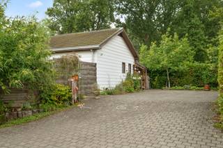 <p>Dit pand ligt te midden van een gegeerde residentiële wijk met prachtige open bebouwingen. De rustige buurt is omringd door zowel bosgebied als landbouwzone. Veel rust en een vaste toekomstwaarde verzekerd met deze locatie.</p>
<p><br /><br /></p>
<p>De woning zelf beschikt over 2 slaapkamers en heeft een extra garage die ingericht kan worden als functionele ruimte. In het verleden werd deze woning deels verbeterd waaronder de centrale verwarming, de vloer en de badkamer. In de woning kan je alles handig terugvinden op de gelijkvloerse verdieping. Bovendien is hier geen renovatieverplichting van toepassing.</p>
<p><br /><br /></p>
<p>Verder is het perceel prachtig georiënteerd met een mooie tuin rondom de woning, gericht naar het zuiden en het westen. Aan de binnenzijde sta je dankzij de verschillende raampartijen ook steeds in connectie met de tuin, die over bijzonder veel privacy beschikt. Bovendien is er een extra buitenruimte van maar liefst 75m² (5 op 15m) voorzien bovenop de reeds aangegeven bewoonbare oppervlakte. Deze ruimte is door de huidige eigenaar bijzonder polyvalent in gebruik en wordt beschouwd als een echt genot in alle seizoenen.</p>
<p><br /><br /></p>
<p>Troeven:</p>
<p>-Uitstekende locatie tussen Leuven en Brussel</p>
<p>-Geen renovatieverplichting</p>
<p>-Rustige woonwijk, omgeven door landbouw en bosgebied</p>
<p>-Extra overdekte buitenruimte van 75m² ter beschikking, ideaal voor atelier of extra wagens</p>
<p>-Mooie tuin met verbinding tussen de leefruimtes en keuken</p>
<p>-Alle voorzieningen op gelijkvloers aanwezig</p>
<p><br /><br /></p>
<p>Deze woning is ideaal als starterswoning of voor mensen die kleine of grotere renovaties willen aanvatten.<br /><br /></p>
<p>Wenst u een bezichtiging? Contacteer ons via het nummer 016 23 21 45 of via info@bvm-vastgoed.be</p>