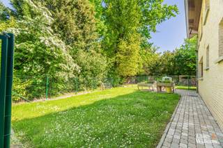 
Gelegen in een van de mooiste dreven van het Bois de Strihoux op een perceel van 26 are biedt deze ruime villa veel wooncomfort, privacy en tal van mogelijkheden.

De woning omvat op het gelijkvloers een royale inkomhal met toilet, een ruime woonkamer met eetplaats, keuken en een slaapkamer die eveneens perfect dienst kan doen als bureau. De aanbouw creëert extra leefruimte en kan ingericht worden als tweede woonkamer, praktijkruimte, gastenverblijf of bijkomende slaapkamer. Hier bevinden zich tevens een douchekamer met inloopdouche en wastafel en een sauna.

Via de keuken bereikt u de praktische berging/wasplaats en de inpandige garage.

Op de verdieping bevinden zich drie slaapkamers en een ruime badkamer met ligbad, douche, dubbele wastafel en toilet.

Buiten beschikt de woning over een ruime oprit voor meerdere wagens en een **carport met atelier**. De leefruimtes sluiten aan op de tuin, waar een gezellige tuinsphere zorgt voor een comfortabele buitenruimte die vrijwel het hele jaar bruikbaar is.

Dankzij de ruimtes op het gelijkvloers is deze villa bovendien bijzonder geschikt voor een vrij beroep of thuiskantoor.

Troeven:topligging in het Bois de Strihoux – perceel 26 are – 4 slaapkamers – sauna – garage – carport met atelier – ruime parking – geschikt voor vrij beroep – gunstig EPC B.

Informatie en oppervlaktes zijn louter indicatief en houden geen juridische verbintenis in.

