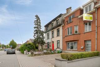 Immo Pické biedt u deze uiterst gunstig gelegen woning aan op de grens tussen Groot-Bijgaarden (Dilbeek) en Sint-Agatha-Berchem, in de onmiddellijke nabijheid van winkels (Dansaertpark), openbaar vervoer (bus en tram), scholen, invalswegen en alle voorzieningen. Deze woning beschikt op de gelijkvloerse verdieping over een inkomhal, een ruime leefruimte, een tussengang, een toilet en een tweede grote leefruimte met open keuken en eethoek. Op de eerste verdieping beschikt de woning over een nachthal, een slaapkamer met dressing (16 m² + 9 m²), een tweede slaapkamer (18 m²) en een badkamer (met douche, lavabo en toilet). Op de tweede verdieping (zolderverdiep) werd reeds één kamer (12 m²) ingericht, maar is er nog de mogelijkheid om een bijkomende zolderruimte van 32 m² in te richten in bijkomende slaapkamers. De woning heeft ondergronds nog verschillende kelderruimtes en en wasplaats. Achteraan vinden we nog een leuke zuidwest gerichte tuin terug met terras. Voor de woning is er de mogelijkheid om twee wagens te parkeren. Renovatieplicht van toepassing (EPC F). Deze woning heeft een enorm potentieel en is ideaal voor personen die een grote woning zoeken op een toplocatie!