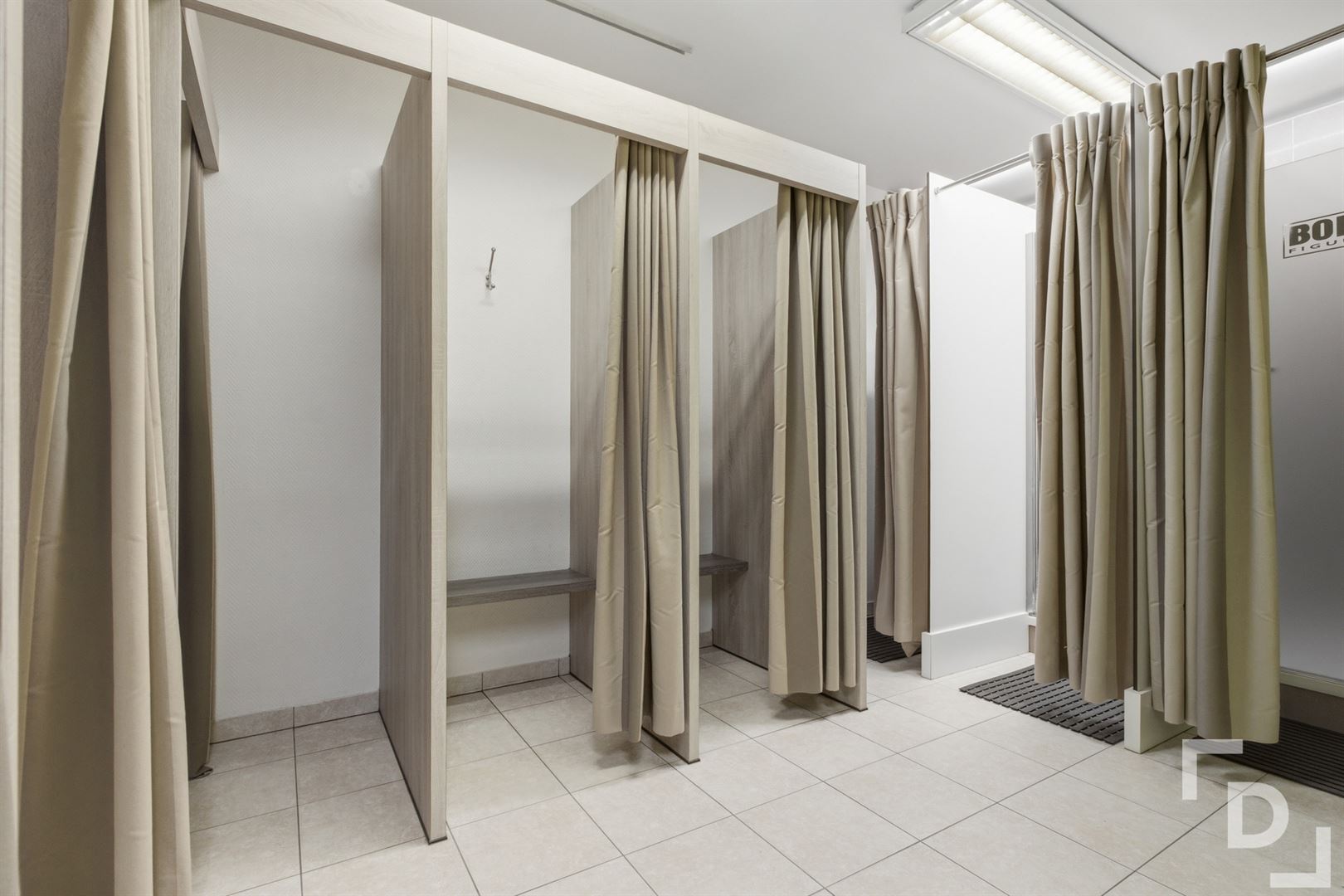 Ruim gebouw te koop met handelsruimte en appartement in Woumen. - foto 4