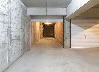 Very spacious garage in a prime location for rent in the “Pleintje” residence, Oudstrijdersplein 9. Right in the center of Middelkerke, a stone's throw from shops, the seafront and the casino.Dimensions:- width: 2.60 m- depth: 10.39 m- entry: 2.33 m- height: 2.00 mThe garage box is immediately available.Are you interested in this garage for rent in Middelkerke? Contact us today for a site visit!