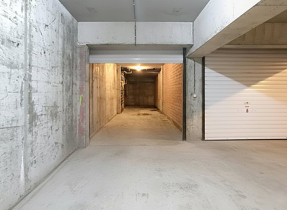 Very spacious garage box for rent! - photo 2