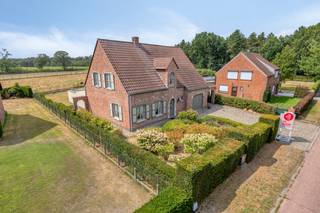 Vrijstaande hoevestijl woning (bouwjaar 1985) op een perceel van 965 m², met achteraan een groen uitzicht over weilanden, gelegen net buiten het centrum van Kasterlee.<br /><br />De woning omvat;<br />- inkom-/traphal, open tot in de nok<br />- gastentoilet<br />- ruime woon- en eetkamer van 44 m², met open haard<br />- ingerichte eiken keuken<br />- berging<br />- wasplaats met douche <br />- inpandige garage<br />- veranda over de volledige breedte van de woning<br />- 3 grote slaapkamers<br />- badkamer met ligbad en dubbele lavabo<br />- zolderruimtes<br /><br />Naast de woning is er nog een carport en achteraan het perceel een tuinhuis. <br /><br />De woning is asbestveilig, beschikt over een EPC C-label, is voorzien van zonnepanelen, een CV op aardgas en heeft houten ramen met dubbele beglazing. <br /><br />Bereikbaarheid: <br />- Openbaar vervoer: bushaltes op 50 meter<br />- Supermarkt: 1500 meter <br />- Markt van Kasterlee: 1500 meter<br />- Oprit E34-autostrade: 4,5 km<br /><br />De opgegeven prijs is een instelprijs. Biedmoment; dinsdag 1 september om 17u30.<br /><br />De eigendom wordt aangeboden via de Pre-sale formule. Van 26/08/2026 om 13:30 tot 29/08/2026 om 12:00 kan u het huis op afspraak komen bezichtigen en een bod uitbrengen. De vermelde prijs is een instelprijs. Voor meer info, gelieve contact op te nemen met de dossierverantwoordelijke.<br /><br />Bestuursmaatregelen in het maatregelenregister: nee