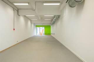 centraal gelegen gelijkvloers kantoor- / handels ruimte in Merksem. Dit pand is geschikt voor verschillende doeleinden en gelegen in een zijstraat...