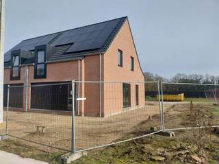 <p><span>Klassieke nieuwbouw, mooi en zeer goed gelegen in Mol - Achterbos.</span></p><p><span>Ontdek dit nieuwbouwproject op fietsafstand van het centrum van Mol, via nieuwe fietspaden. </span></p><p><span>Indeling en ruimte:</span></p><p><span>De woningen zijn ontworpen voor optimaal wooncomfort met een ruime en lichte woonkamer die naadloos overgaat in een open keuken. </span></p><p><span>De leefruimte geeft direct toegang tot de tuin, wat zorgt voor een open en luchtig gevoel.</span></p><p><span>Boven zijn er drie ruime slaapkamers. Ook vloerverwarming op de slaapkamers.</span></p><p><span>De zolderverdieping is bereikbaar via een uitklaptrap. </span></p><p><span>De moderne badkamer is uitgerust met zowel een ligbad als een douche, dubbele lavabo en toilet.</span></p><p><span>Met inpandige garage.</span></p><p><span>Een prachtige half open bebouwing van 440m². </span></p><p><span>De woning is voorzien van zonnepanelen, wat niet alleen bijdraagt aan een duurzame energievoorziening, maar ook zorgt voor een lagere energiekost.</span></p><p><span>Voor meer informatie, het lastenboek en de plannen kunt u terecht op ons kantoor of op onze website <span>www.vanheesimmo.be</span></span></p><p><span>Voor een afspraak kan u ons steeds bereiken op 475 811 815 of via <span>info@vanheesimmo.be</span></span></p><p><span>Lanceringsactie : gratis laminaat op eerste verdieping of gratis upgrade keuken !! </span></p>
