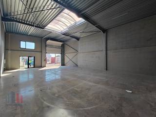Magnifiek gelegen nieuwbouw KMO-units vanaf 63 m² tot 280 m² te huur.De casco loods van 280 m² heeft een vrije hoogte van 6m en is opgebouwd uit een...