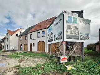 Deze unieke gesloten bebouwing, BEN (Bijna-energieneutraal), maakt deel uit van het project Kemzekestraat gelegen te Kemzeke met 4 wooneenheden...