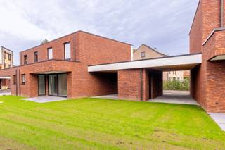 Deze nieuwbouwwoning met 3 slaapkamers en zuid-tuin ligt op een echte toplocatie. Zeer rustig maar toch op minder dan 100 meter van het...