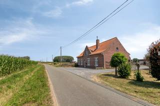 Deze te renoveren of te herbouwen hoeve is rustig gelegen in een groene straat, net buiten het centrum van Wervik. De hoeve beschikt over een perceel van 3.015 m², terwijl het geheel een indrukwekkende totale oppervlakte van circa 37.000 m² omvat. De landelijke omgeving biedt volop rust, privacy en een prachtig open uitzicht over de omliggende velden. Dankzij de gunstige ligging zijn het centrum van Wervik, de N58 en de Franse grens bovendien vlot bereikbaar.<br /><br />Belangrijkste kenmerken:<br /><br />- Te renoveren of te herbouwen hoeve op een perceel van 3.015 m²<br />- Gelegen in agrarisch gebied, waarbij de landbouwfunctie behouden blijft<br />- Prachtige landelijke ligging met weidse, open zichten<br />- Het geheel omvat een totale oppervlakte van circa 37.000m²<br />- Tal van mogelijkheden binnen het geldende landbouwkader<br /><br />Een unieke opportuniteit voor wie op zoek is naar rust, ruimte, natuur en een landelijke omgeving, gecombineerd met een goede bereikbaarheid.<br /><br />Wenst u meer info over deze woning of wenst u een bezoek ter plaatse? Contacteer Alissia Dewitte (0472 18 64 21 - alissia.dewitte@dewaele.com)<br /><br />Dit pand is onderworpen aan de renovatieverplichting van de Vlaamse overheid voor residentiële gebouwen (behoudens bij sloop binnen 5 jaar na de aankoop). Consulteer voor meer informatie de website van het Vlaams Energie- en Klimaatagentschap via https://www.vlaanderen.be/een-woning-kopen/renovatieverplichting-voor-residentiele-gebouwen<br /><br />Bestuursmaatregelen in het maatregelenregister: nee