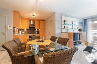 Dit <strong>goed</strong> <strong>onderhouden</strong> appartement bevindt zich in de gegeerde residentie 'Duinenveld 1B' te Nieuwpoort-Bad.<br />Dankzij de <strong>uitstekende</strong> <strong>ligging</strong> is praktisch alles op wandelafstand bereikbaar.<br /><br />De indeling is als volgt:
<ul>
	<li>Inkomhal;</li>
	<li><strong>Gezellige</strong> <strong>leefruimte</strong> met schuifraam naar het terras;</li>
	<li>Open, volledig ingerichte keuken met o.a. vaatwas;</li>
	<li><strong>Ruim</strong> <strong>terras</strong> uitgevend op de Franslaan;</li>
	<li><strong>Volwaardige</strong> <strong>slaapkamer</strong> met dubbel bed en muurkasten;</li>
	<li>Apart toilet;</li>
	<li>Badkamer met wastafel en ligbad.</li>
</ul>
Extra troeven:

<ul>
	<li>Kelderberging <strong>inbegrepen</strong> bij aankoop;</li>
	<li>Topligging;</li>
	<li>Vloerverwarming.</li>
</ul>
<br />Benieuwd? Aarzel niet en contacteer ons snel voor een plaatsbezoek.<br /><br /> 