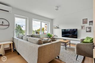 Op een toplocatie in Mechelen bevindt zich deze recent gerenoveerde penthouse met twee slaapkamers, een royaal dakterras en een ruime garagebox met ondergrondse berging. Het bruisende centrum van Mechelen met zijn cultuuraanbod, stadsbioscoop, horeca en scholen liggen op wandelafstand. Tevens geniet u van een uitstekende bereikbaarheid vlakbij belangrijke invalswegen zoals de E19, wat de ligging extra aantrekkelijk maakt. <br /><br />Via de inkomhal betreden we het appartement. De ruime en lichtrijke leefruimte biedt voldoende plaats voor een gezellige zithoek en een aparte eetruimte. De open leefkeuken sluit naadloos aan op de leefruimte en is uitgerust met kwalitatieve toestellen. Aansluitend bevindt zich een eerste terras.<br /><br />De nachthal leidt naar twee volwaardige slaapkamers, waarvan 1 met dressing, en een stijlvolle badkamer, ingericht met een inloopdouche en dubbel lavabomeubel. U beschikt over een derde kamer dewelke dienst kan doen als hobbyruimte, bureau, slaapkamer,... Op de hal is tevens ruimte voorzien om een extra bureau in te richten en beschikt u over een praktische wasplaats. Ten slotte beschikt u over een royaal dakterras van maar liefst 30 m2 en een kelderberging van 17 m2.<br /><br />Deze recent gerenoveerde penthouse werd afgewerkt met hoogwaardige materialen en beschikt over airco-units in de woonkamer en master bedroom. Dit vertaalt zich onder meer in een uitstekende energieprestatie met een EPC-label A.<br /><br />De garagebox van ruim 40m2 bevindt zich op het gelijkvloers en kan bij aangekocht worden voor €55.000.<br /><br />Dit is een uitstekende opportuniteit als u op zoek bent naar een stijlvolle penthouse met twee slaapkamers, een royaal terras en een garagebox te Mechelen. Contacteer ons voor meer informatie op 0480 66 14 77 via info@boonstravastgoed.be.<br /><br />Bijzonderheden:<br />- Royaal dakterras<br />- Recent gerenoveerd<br />- Zeer ruime garagebox