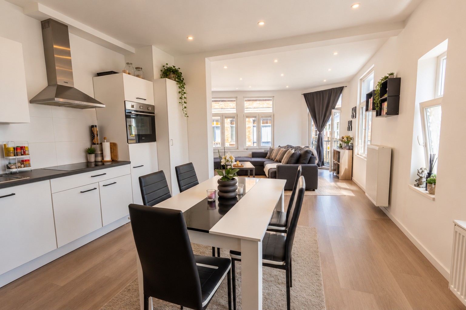 LICHTRIJK EN INSTAPKLAAR TWEESLAAPKAMERAPPARTEMENT OP TOPLOCATIE - foto 4