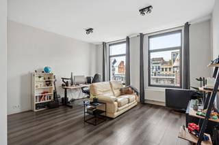 Ruime duplex op Zurenborg!<br /><br />Dit appartement is gelegen op de gelijkvloerse verdieping van een recente totaalrenovatie vlakbij de bruisende Dageraadplaats met haar gezellige restaurants en cafeetjes. Zeer vlot bereikbaar en alle faciliteiten in de directe omgeving (winkels, scholen, openbaar vervoer,..). Het appartement wordt momenteel verhuurd aan €857,-/maand + €25/maand voor de gemeenschappelijke kosten.<br /><br />Indeling:<br />- Ruime en lichte woonkamer met open geïnstalleerde keuken en gastentoilet. <br />- De slaapkamer bevindt zich boven met ensuite badkamer en technische ruimte met aansluiting voor was- en droogmachine. <br /><br />Bijzonderheden:<br />- EPC-label B,<br />- Asbestvrij,<br />- Arei conform keuringsattest elektriciteit,<br />- Lage vaste kosten,<br />- Aparte meters voor gas, water en elektriciteit.