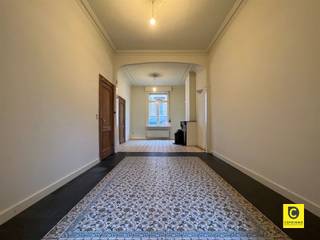 <p><span>Magnifique maison de ville de 4 chambres à coucher avec un grand jardin de ville ensoleillé dans un emplacement de choix !</span></p><p><span> </span></p><p><span>La propriété a la disposition suivante :  </span></p><p><span> </span></p><p><span>Rez-de-chaussée (hall d'entrée - salle à manger - cuisine - toilettes - salon)</span></p><p><span>En entrant dans la propriété par le hall d'entrée, l'œil est immédiatement attiré par le carrelage vivant combiné aux éléments en bois rustiques, aux hauts plafonds et aux menuiseries caractéristiques en excellent état. </span></p><p><span>La salle de séjour spacieuse sur un parquet de grande qualité bénéficie non seulement d'une belle lumière naturelle, mais aussi d'un authentique poêle à charbon en état de marche. Le sol carrelé du couloir se retrouve également dans la salle à manger, facile à entretenir. </span></p><p><span>Attenante à la salle à manger se trouve le cœur de la maison : la cuisine. Elle est équipée de tous les appareils de cuisine courants et modernes, y compris une plaque de cuisson à gaz à 5 feux. Seul le four à micro-ondes manque à l'appel.</span></p><p><span>Il s'agit non seulement d'une belle cuisine de haute qualité, mais aussi d'une cuisine extrêmement pratique et d'une conception unique. </span></p><p><span>Le rez-de-chaussée dispose également d'une toilette pour les invités avec lave-mains.</span></p><p><span> </span></p><p><span>Premier étage (toilettes - salle de bains - chambre 1 - chambre 2)</span></p><p><span>Cet étage dispose d'un deuxième WC, également équipé d'un lave-mains. La salle de bains entièrement carrelée, parfaitement entretenue, est équipée d'un double lavabo, d'une douche séparée et d'une combinaison baignoire/douche. </span></p><p><span>Grâce à la grande fenêtre, l'aération est optimale et la lumière naturelle est présente. De plus, il y a deux chambres spacieuses à cet étage (12m² &amp; 18m²), toutes deux avec un parquet caractéristique. Il y a beaucoup d'espace pour décorer à votre guise.    </span></p><p><span> </span></p><p><span>Deuxième étage (chambre 1 - chambre 2)</span></p><p><span>Tout comme le reste de la maison, cet étage a été rénové à la perfection. La plus grande chambre est équipée de lucarnes Velux modernes, stores inclus. Les deux chambres bénéficient d'une très belle surface (12m² &amp; 18m²) et offrent donc beaucoup de potentiel en termes d'utilisation.</span></p><p><span> </span></p><p><span>Sous-sol &amp; grenier</span></p><p><span>La cave sèche de 38m² offre beaucoup d'espace de stockage. De plus, les raccordements pour le lave-linge et le sèche-linge sont également situés ici. Dans le grenier, il y a un espace de stockage supplémentaire d'une superficie de 10m².</span></p><p><span> </span></p><p><span>Jardin de ville</span></p><p><span>Le jardin de ville spacieux, avec beaucoup d'intimité et encore plus de soleil, est l'endroit idéal pour échapper à la vie urbaine trépidante. L'électricité est déjà fournie et l'entretien est limité. La cerise sur le gâteau. </span></p><p><span> </span></p><p><span>Location et disponibilité</span></p><p><span>Prix de location : €1.900,00/mois</span></p><p><span>Disponible : 01/08/2026</span></p><p><span> </span></p><p><span>Atouts supplémentaires :</span></p><ul><li><span>Mobiscore 9.6/10</span></li><li><span>Beau jardin de ville</span></li><li><span>Entièrement rénové</span></li></ul><p><span> </span></p><p><span> </span></p>