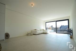 In het hart van Langemark bevindt zich dit recente nieuwbouwappartement, waar comfort en licht centraal staan. De leefruimte baadt in het...
