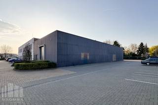 <strong>KMO-unit van 205 m²</strong> met een <strong>ingerichte kantoren 267 m² op toplocatie!</strong><br /><br />De <strong>opslagruimte</strong> met een vrije hoogte van <strong>5m</strong> is toegankelijk via een<strong> automatische sectionale poort</strong> (3m B x 4m H) en beschikt over een afzonderlijke toegangsdeur. De unit is hiernaast volledig geïsoleerd, uitgerust met CV op gas (aerothermen) en heeft een polybetonvloer met een draagkracht van <strong>3 T/m².</strong> Verder is de opslagruimte uitgerust met LED-verlichting en een lichtstraat met rookluik. <br /><br />De kantoorruimtes zijn gelegen op de gelijkvloerse verdieping en zijn uitgerust met moderne technieken zoals een kitchenette, TL/LED-verlichting, ventilatiesystemen, een warmtepomp en airco die zowel kan verwarmen als koelen. Verwarming gebeurt hiernaast ook via een recente gasketel.<br /><br />Het pand bevindt zich in het kwalitatieve <strong>Sphere Business Park te Zellik.</strong> Uitstekend gelegen langsheen de bedrijvige Pontbeeklaan (N9) met een directe en vlotte ontsluiting naar de R0, E19, E40 en de A12. Gebouw beschikt hiernaast over<strong> 7 privatieve parkeerplaatsen,</strong> wat zorgt voor extra comfort en een vlotte bereikbaarheid voor personeel en klanten.<br /><br />Aarzel niet en contacteer<strong> PANORAMA B2B</strong> voor bijkomende inlichtingen, plannen of een plaatsbezoek <strong>0477 09 00 09</strong>.