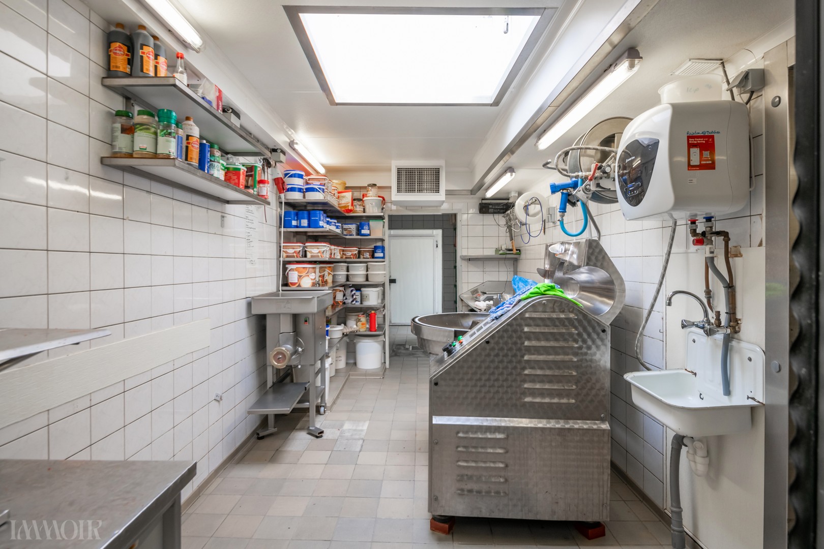 Veelzijdig commercieel pand met ruime woonst, terras en tuin. - foto 5