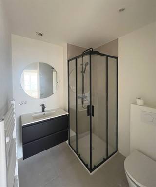 Dit volledig gerenoveerde en energiezuinige hoekpand omvat acht kwalitatieve appartementen en vier garageboxen met bijhorende autostaanplaatsen...