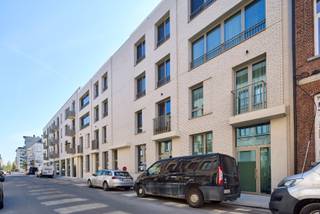 <p>In de derde en laatste fase van Maarten vinden we het Tres-gebouw gelegen aan de nieuwe leefstraat. Mechelen is in volle bloei: de stad is de laatste jaren steeds meer in trek als woonstad. Niet alleen de kwaliteiten van de stad zelf trekken mensen aan, maar ook haar centrale ligging. Met een vlotte verbinding naar steden als Antwerpen, Leuven, Gent of Brussel, is de rest van Vlaanderen vlakbij. </p><p>Om toegang te krijgen tot de site, wandel je via het park vanaf de hoek van de Leopoldstraat en de Willem Rosierstraat. Je kunt je auto ondergronds parkeren en je fiets stallen in het fietspaviljoen. Als je vanaf de vaart komt, kun je ook via de leefstraat wandelen of fietsen. Binnen Tres zijn er 6 appartementen op een toplocatie met een lateraal zicht op de vaart..</p><p>Elke appartement beschikt over twee tot drie slaapkamers, apart toilet, lichtrijke leefruimte met zuid-west-gerichte terrassen, volledig geïnstalleerde open keukens met berging en badkamer. De appartementen zijn volledig volgens uw eigen smaak af te werken. Energiezuinigheid troef door middel van het gebruik van zonnepanelen en warmtepompen.</p><p>Neem snel contact met ons op en ontvang als eerste informatie over deze woningen.</p><p></p>