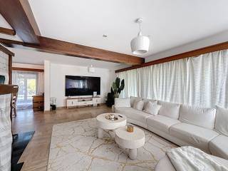 Plan je afspraak via www.living-stone.beRuime villa met 5 slaapkamers en grote tuin.Deze woning omvat op het gelijkvloers een indrukwekkende inkom...