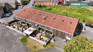 Unieke eigendom met ontwikkelingspotentieel te koop aan de oevers van de Leie in Kuurne.Bent u een investeerder, ondernemer of projectontwikkelaar met visie? Dan is dit perceel met een oppervlakte van ca. 5.829 m² op een absolute toplocatie de buitenkans waar u op wachtte.Gelegen aan de oevers van de Leie, biedt dit perceel mogelijkheden voor een multifunctionele ontwikkeling.De site wordt momenteel uitgebaat als een zeer goed draaiende horecazaak. De combinatie van een toplocatie, een zonnig terras en een ruime privéparking maken van deze eigendom iets unieks. Bovendien laat de flexibele bestemming een unieke mix van functies toe zoals daar zijn: - Horeca en Handel: ruimte voor het verder uitbaten van een horecazaak.- Kantoren: De toelating van twee bouwlagen maakt het perfect mogelijk om het handelsgedeelte te combineren en uit te breiden met een bijgebouw als woonst of kantoor.- Recreatie, sport en gemeenschapsvoorzieningen.Bent u op zoek naar bedrijfsvastgoed te koop in Kuurne? Contacteer ons voor meer informatie of een bezoek ter plaatse op het nummer 056 21 11 11.De eigendom wordt aangeboden via de Power-sale formule. Van 07/04/2026 om 09:00 tot 31/05/2026 om 18:00 kan u het eigendom op afspraak komen bezichtigen en een bod uitbrengen. De vermelde prijs is een instelprijs. Voor meer info, gelieve contact op te nemen met de dossierverantwoordelijke.Bestuursmaatregelen in het maatregelenregister: in aanvraag