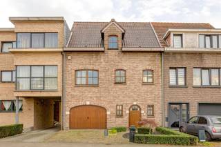 Nabij het Cogelspark en met uitstekende locatie nabij invalswegen naar Antwerpen bieden wij u deze statige woning met uitermate brede...